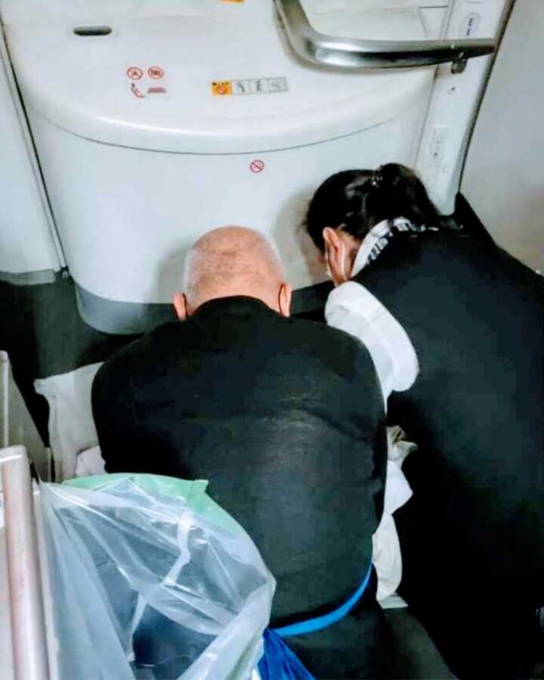 A Birth at 30,000 Feet: The Extraordinary Story of United Flight