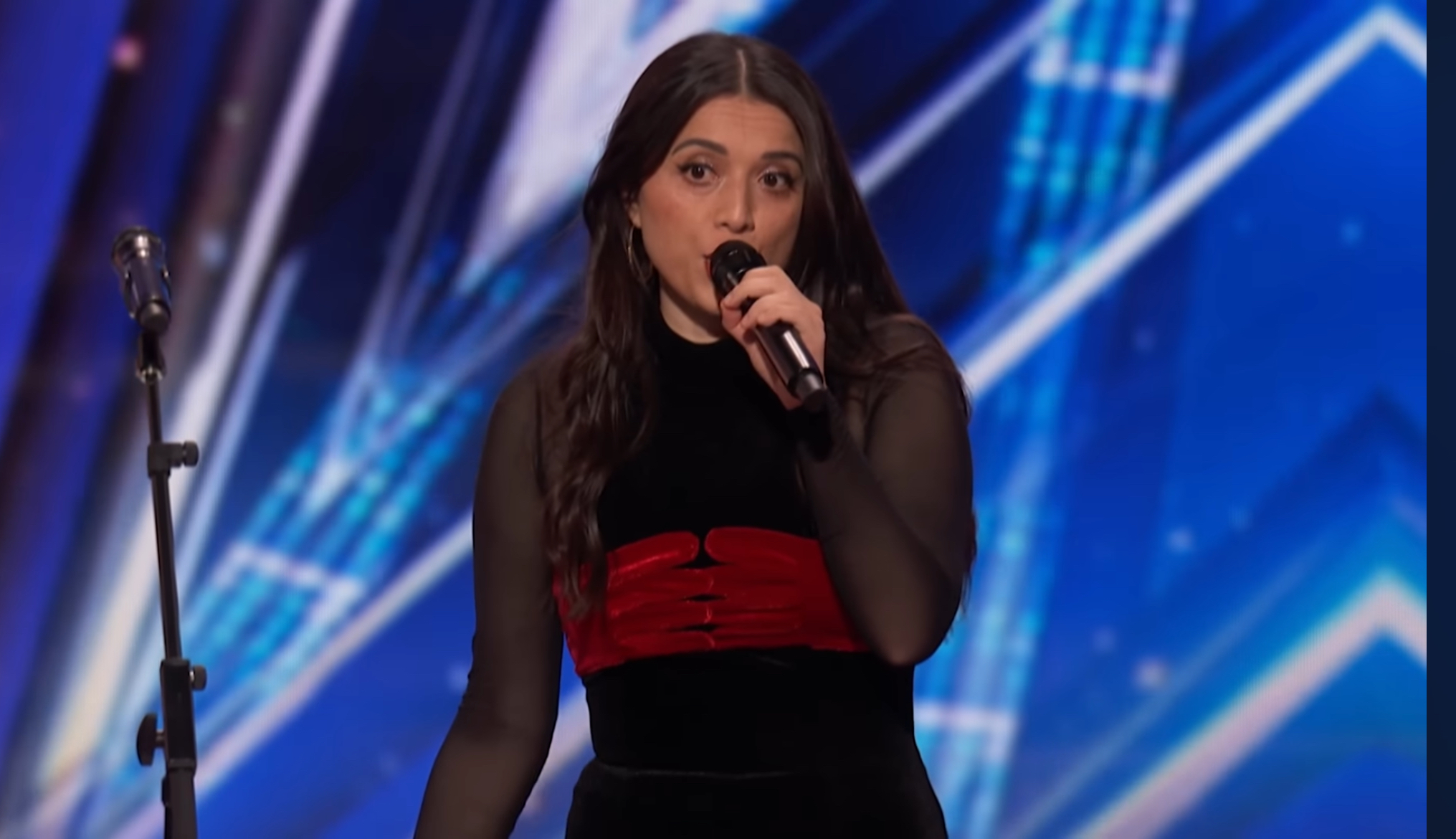 THIS Has Never Happened Before! Australian Teacher Turns AGT Audience Into The World’s Biggest Choir!